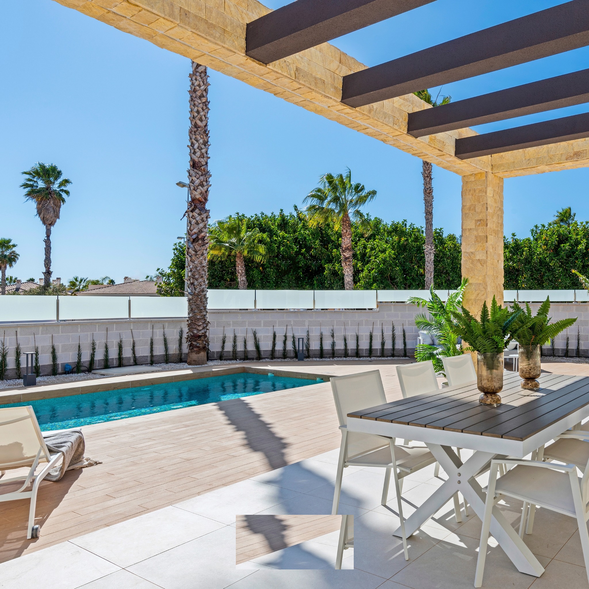 Prywatny taras z jadalnią na świeżym powietrzu przy basenie — rezydencja Euromarina na Costa Blanca